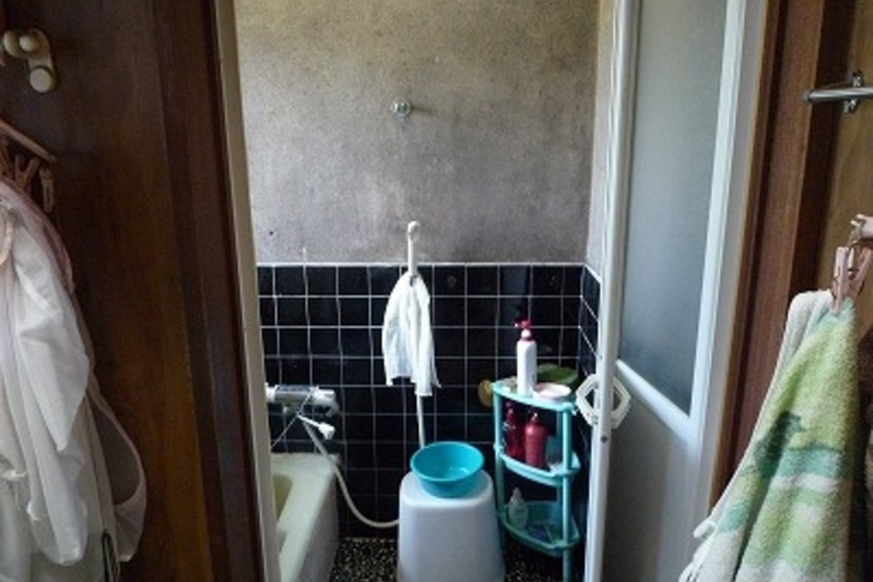 脱衣場からリフォーム前の画像