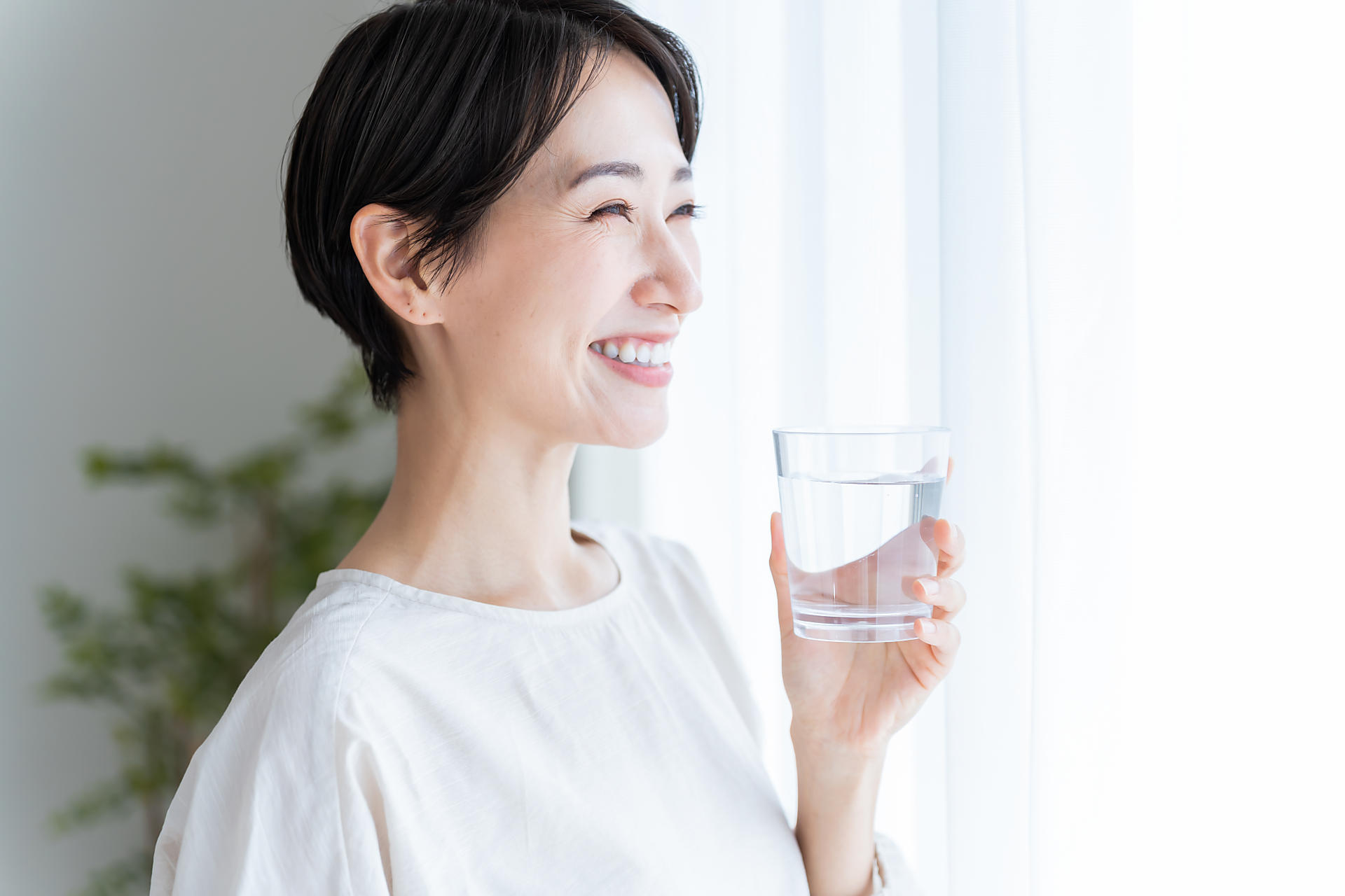 水を飲んでいる人の画像