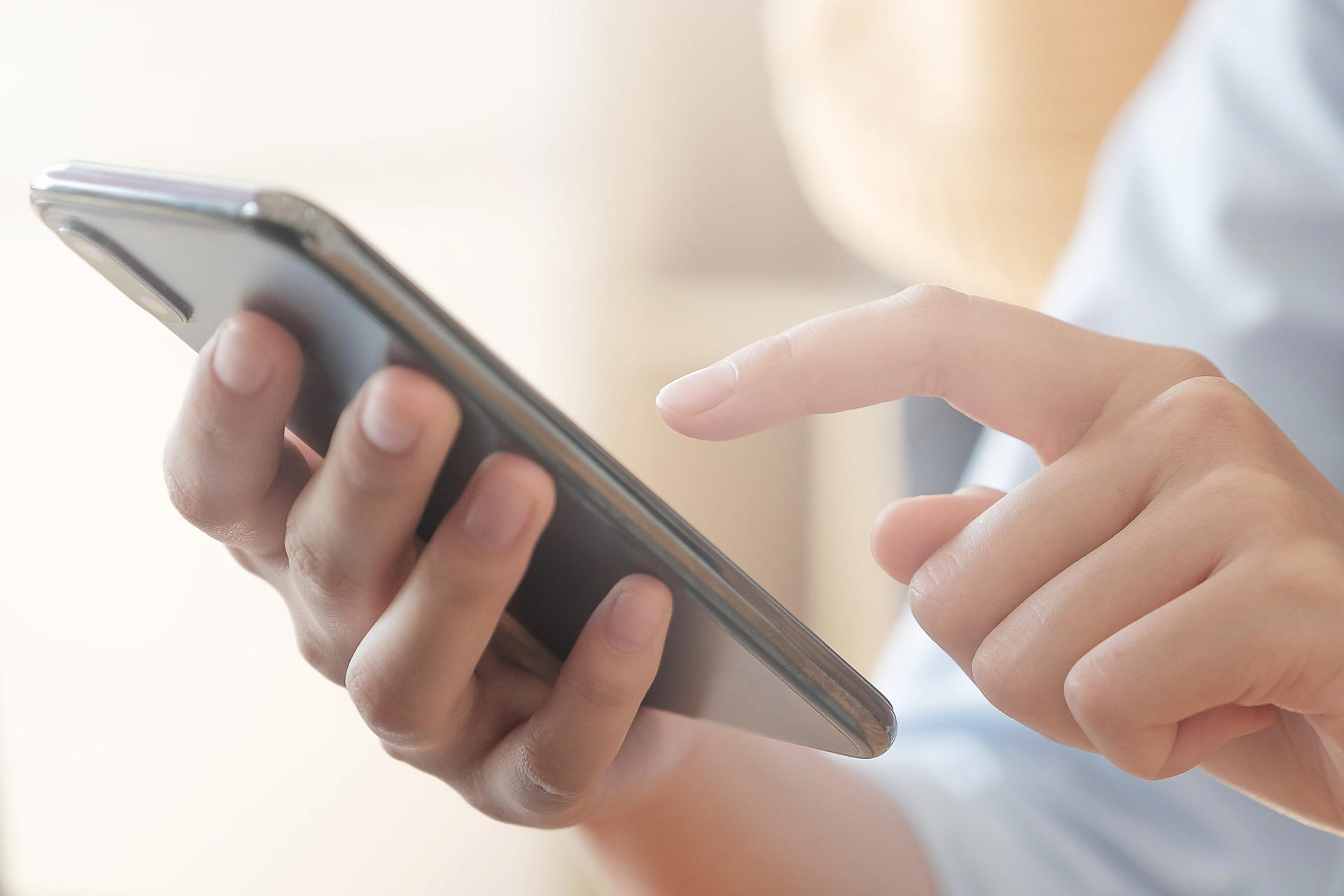 スマートフォンを使う人のイメージ画像