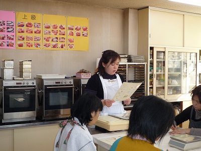 パン教室の講師の様子